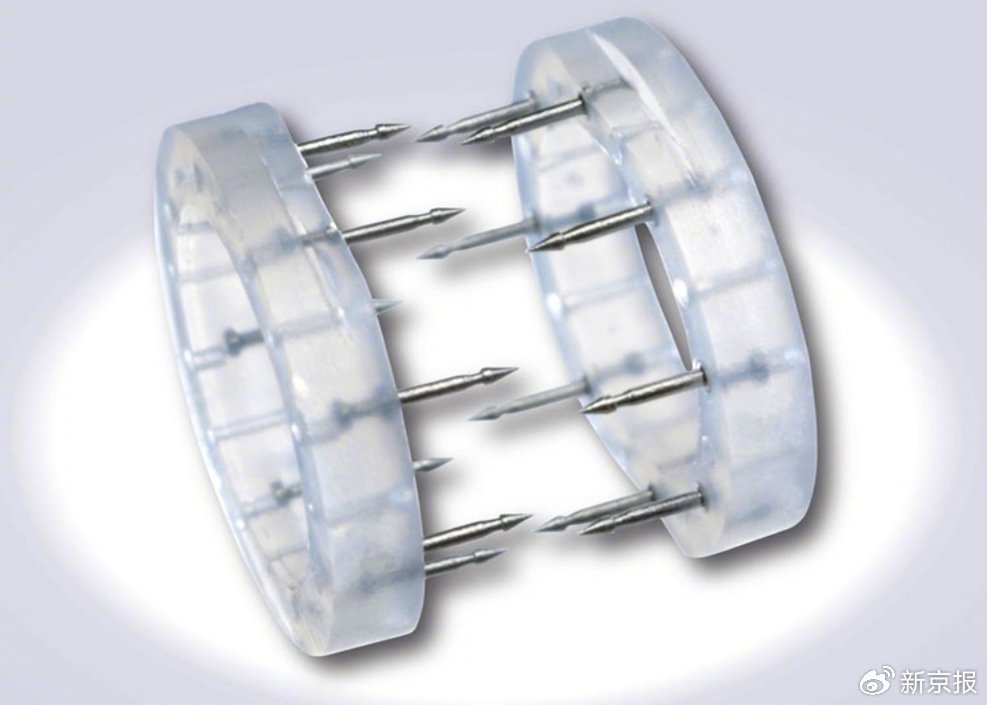 被告訛稱為病人植入貴價的血管吻合裝置，以收取供應商高額回佣。新京報