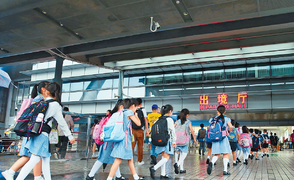 ■教育局數據顯示，二一／二二學年有一萬八千名香港學生住在內地，當中約一半是小學生。