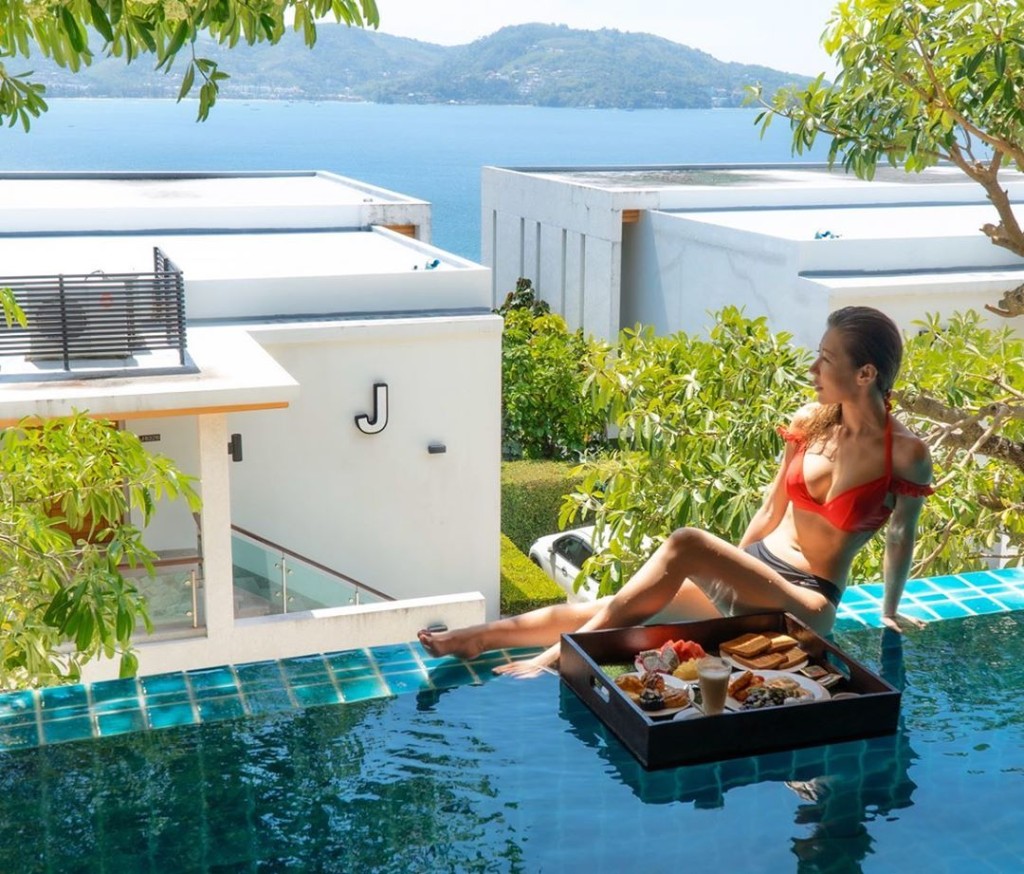 陳婉衡邊食水果邊眺望海景，好寫意。