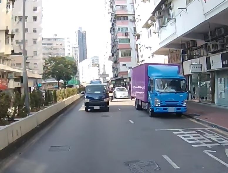 货Van沿大埔道快线行驶，尾随电单车则沿慢线而行。fb车cam L（香港群组）影片截图