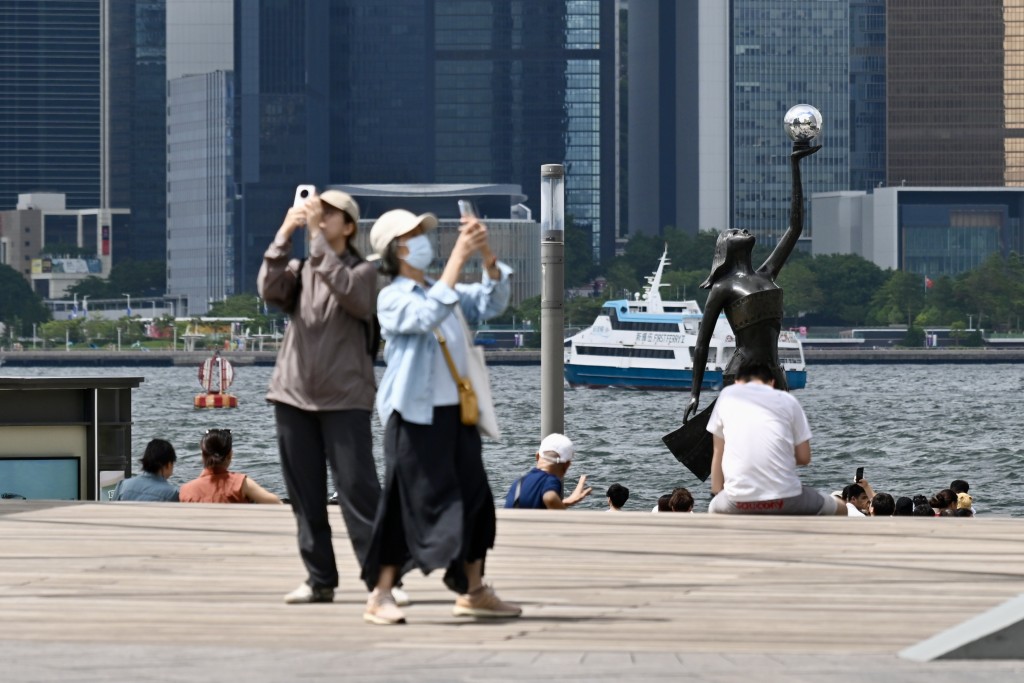 熱帶氣旋鳳凰明早進入本港800公里範圍。資料圖片 熱帶氣旋鳳凰明早進入本港800公里範圍。資料圖片