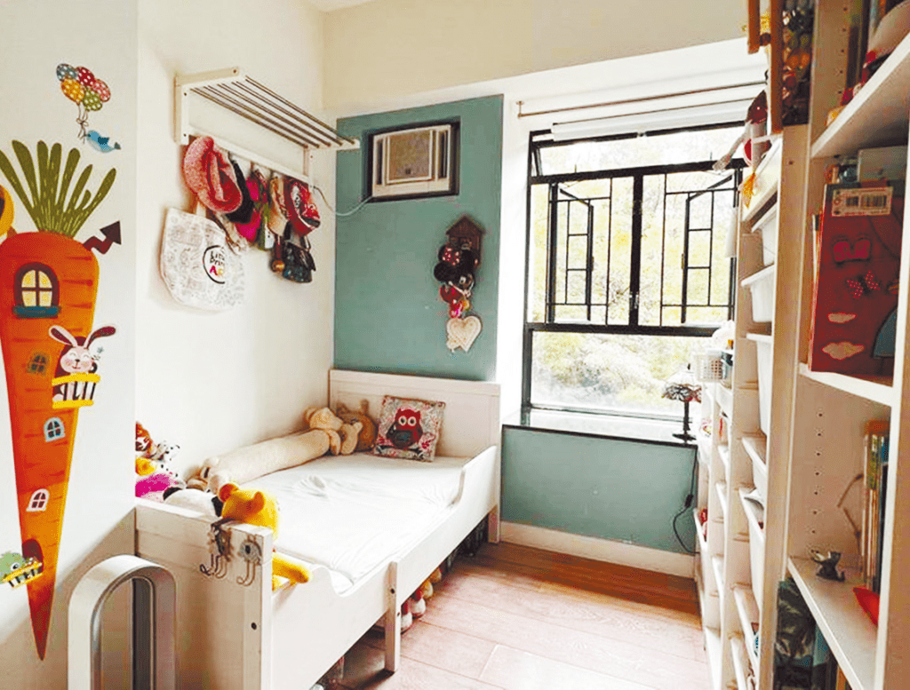 图中寝室为儿童睡房，内栊装潢简约淡雅。