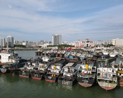 颱風「圓規」迫近華南，海南提升應急響應至Ⅲ級，船舶在海口市新港碼頭內停靠避風。新華社圖片