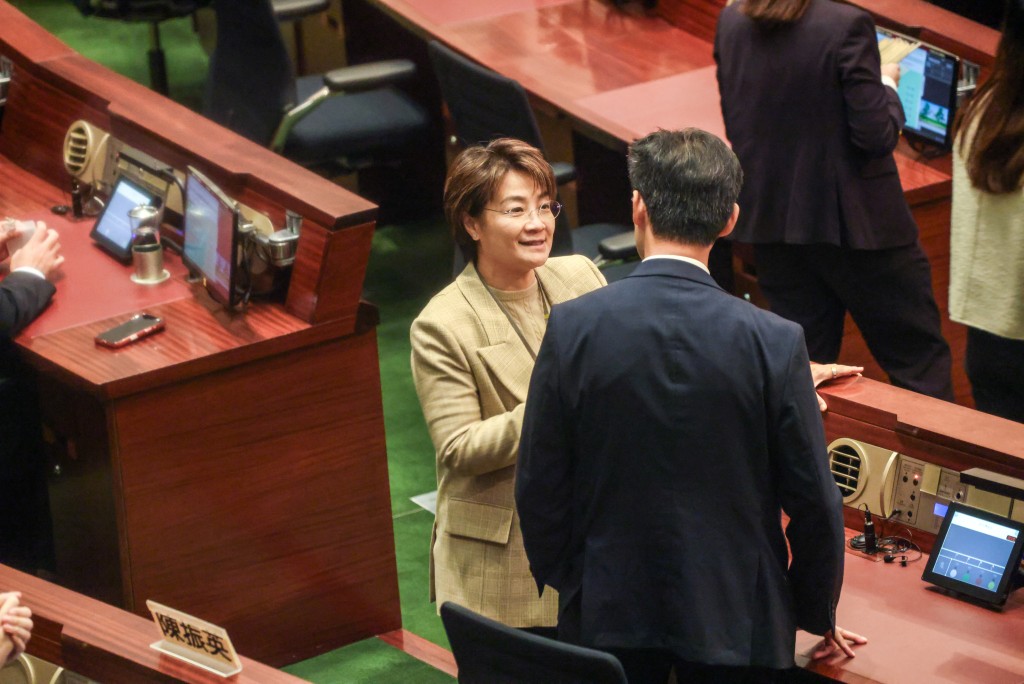 方國珊與新同事交流。