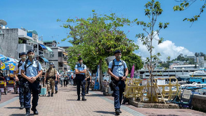 反恐特勤隊及小艇分區人員,分別到長洲、坪洲及南丫島進行高姿態反恐巡邏。警方fb圖片