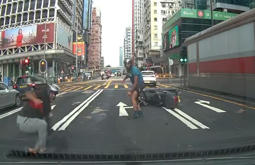 电单车司机及乘客受伤自行爬起身。fb香港突发事故报料区影片截图