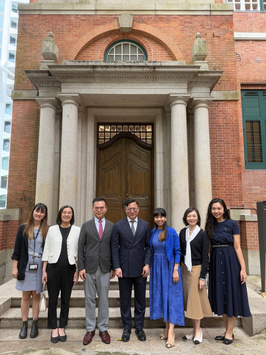 張國鈞（中）指律政司接待一批來自「共創明Teen」計劃的中學生家庭。張國鈞FB圖片