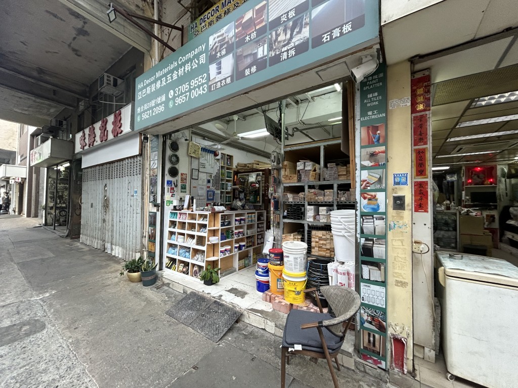 西貢街一間五金舖的貓店長疑遭鄰舖男職員舉起掟落地。曾志恒攝