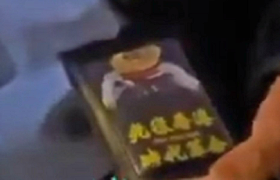 男子送外賣時遇上警員截查，發現一張「光復香港時代革命」卡片。影片截圖