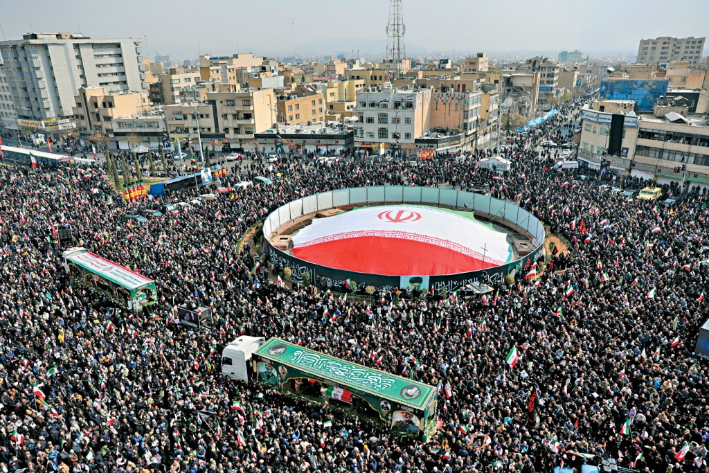 伊朗德黑兰昨日有大批群民众参加在空袭中被炸死的指军官的葬礼。