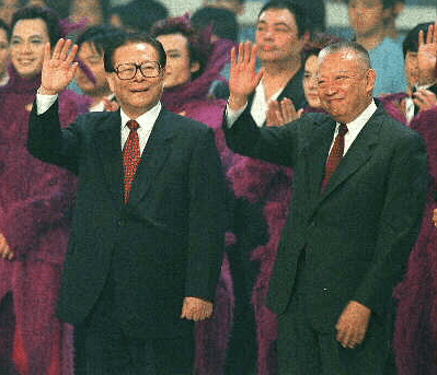 由董建华陪同出席1998年香港回归一周年庆典。资料图片
