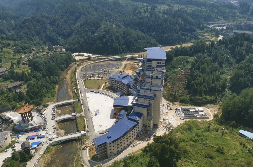 貴州獨山縣舉債興建的「天下第一水司樓」，一度淪為爛尾樓。微博