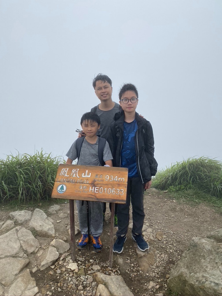 原樂天與黃耀凱及另一名學生曾一同登上鳳凰山。