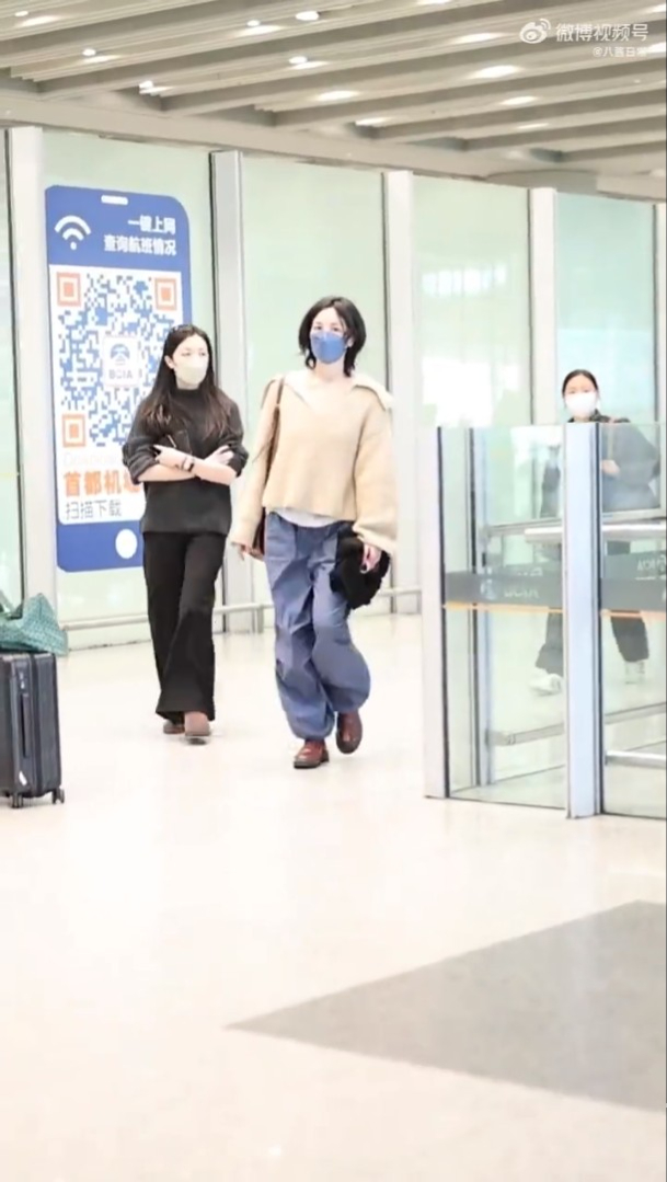 王菲与女儿李嫣上月初被爆现身北京机场。