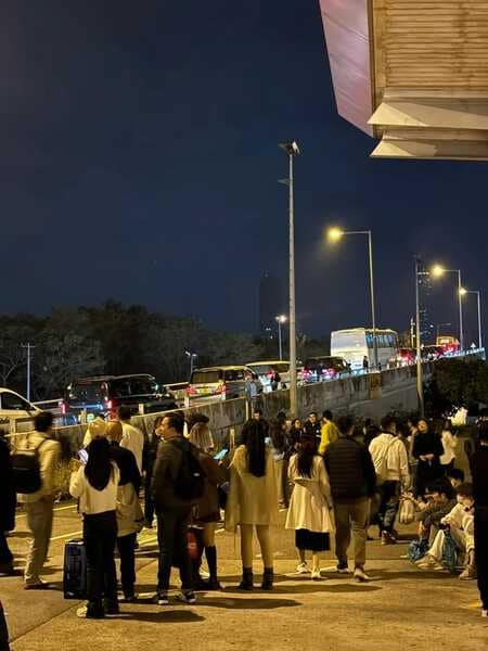 皇巴受到深圳口岸严重挤塞影响，根本没有皇巴车辆能接载乘客过桥到深圳。网络图片