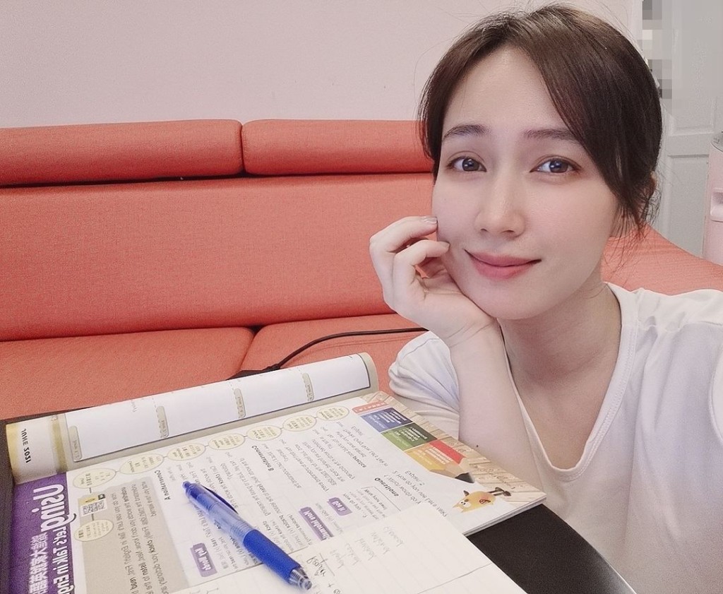 小薰有爸有男友又有經理人,也不用擔心她沒錢用。
