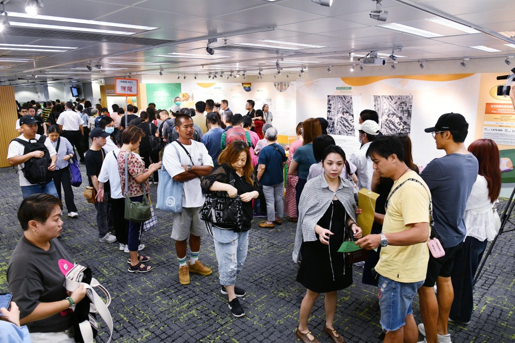 大批準業戶到場預備揀樓。 大批準業戶到場預備揀樓。
