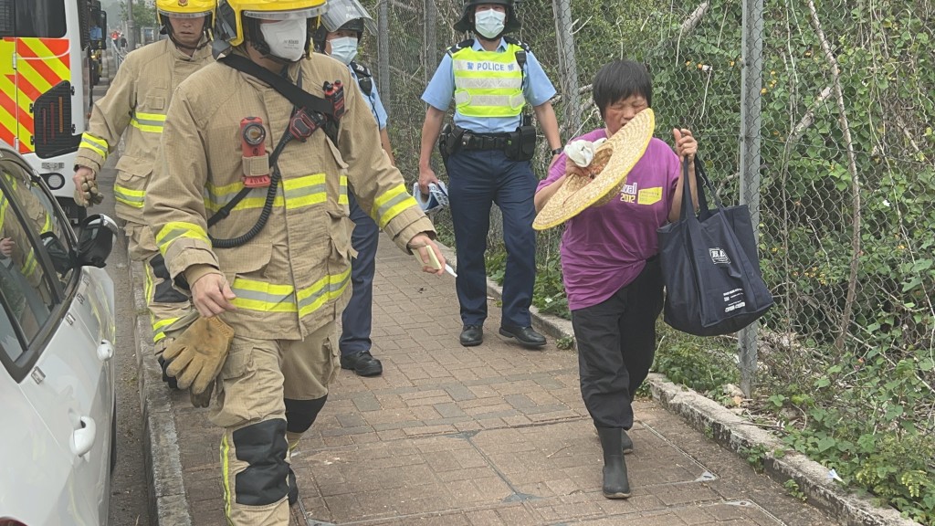 現場一名女職員在火警中受驚,經檢查無礙後拒絕送院。楊偉亨攝 現場一名女職員在火警中受驚,經檢查無礙後拒絕送院。楊偉亨攝