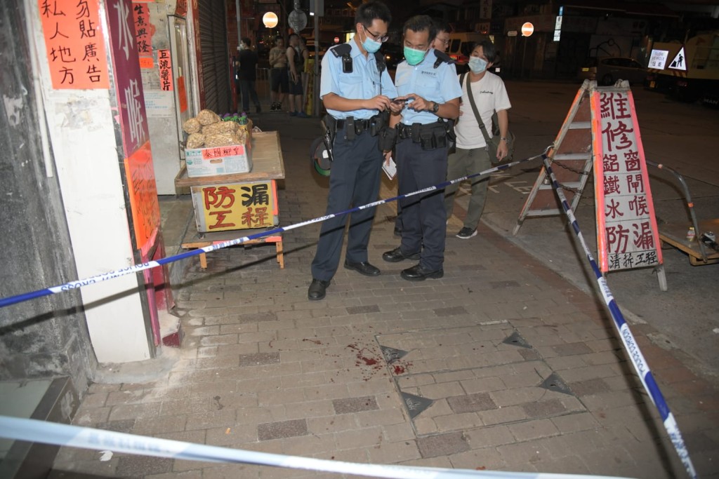 警員將現場地下血漬圍封。