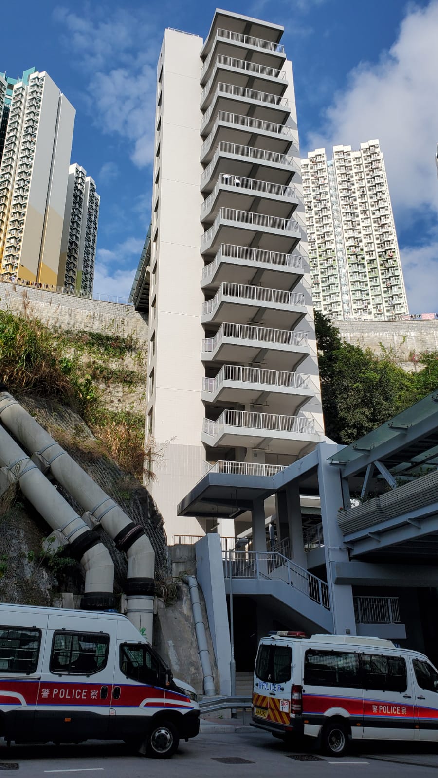大批警員到場。