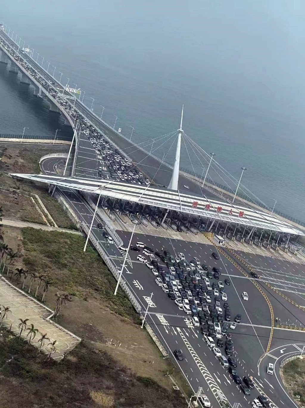“港车北上”赴广东人数众多，假期港珠澳大桥出现长长车龙。 马路的事讨论区FB