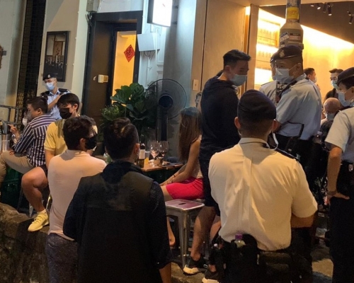 警方於灣仔搗酒吧違規經營。警方圖片