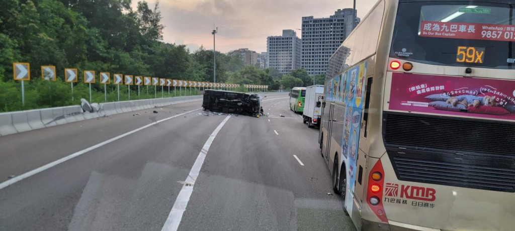 翻側貨車擱在路中。網上圖片