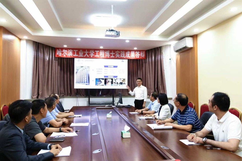 魏連峰在答辯中。