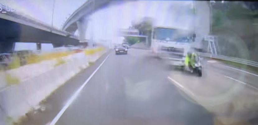 貨櫃車衝前撞向綿羊仔。轉載fb車cam L（香港群組）
