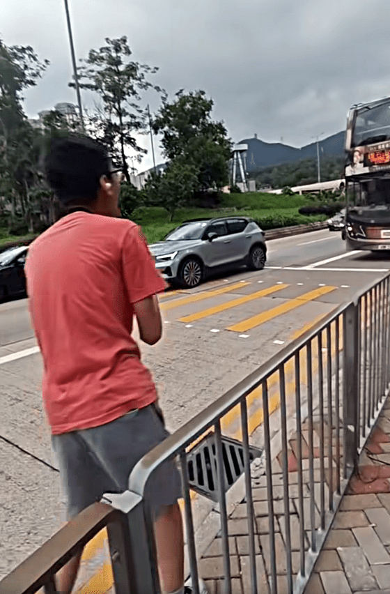 橙衫少年不斷爆粗怒罵被人遮擋鏡頭。網上截圖