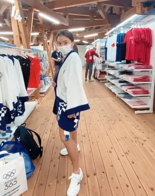 Moonie着上東奧紀念品外套。