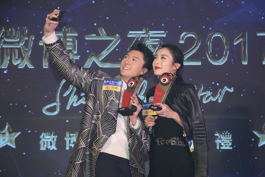 李佳芯（右）在《微博之夜2017頒獎禮》獲得「年度突破演員」獎。