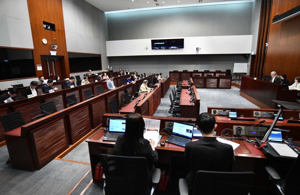多個委員會的正、副主席均只有一人獲得提名，自動當選。