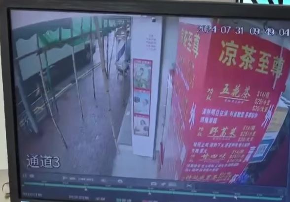 闭路电视拍下涉事白色密斗货车。读者提供CCTV片段截图