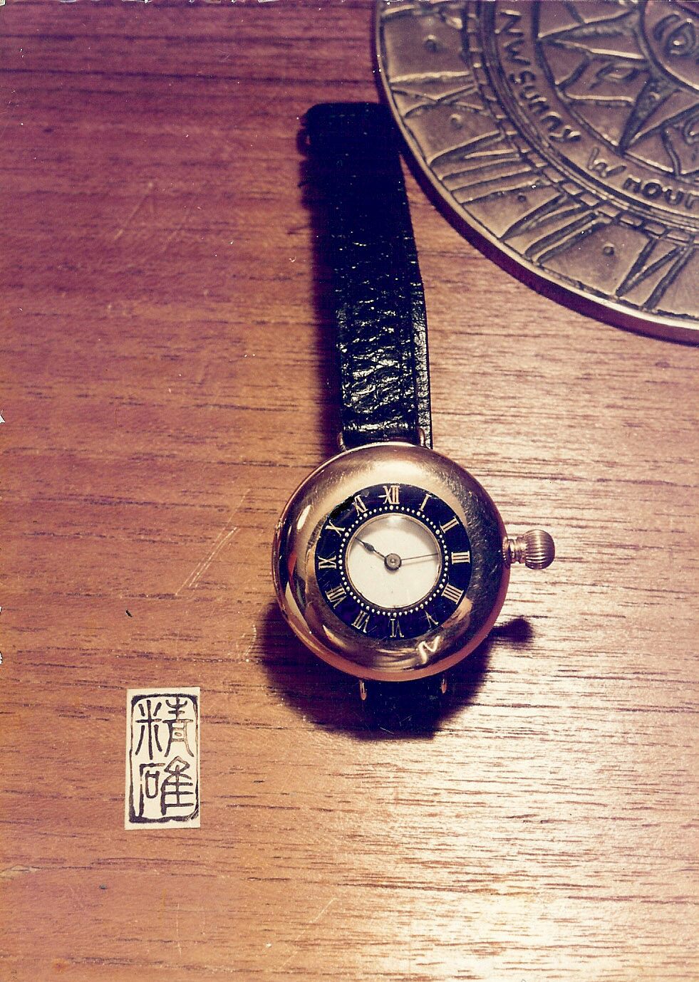 原來這枚古董表是難得一見的Pocket Watch，亦即是一枚黃金表殼Omega Ca1900 Half-hunter，由一家開業至今已四十多年的古董鐘表買賣及維修專門店Ching Kuok Watch Service （精確鐘表服務）的表行借出。(圖片源自精確鐘表服務Ching Kuok Watch Service Facebook) 