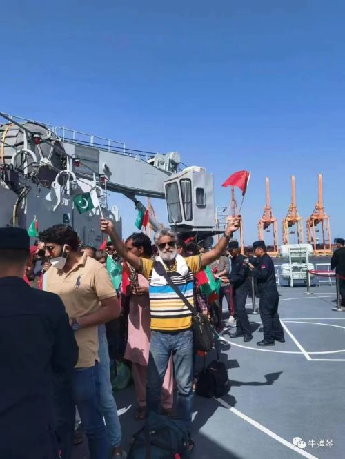 巴基斯坦人由中国军舰送到沙特。