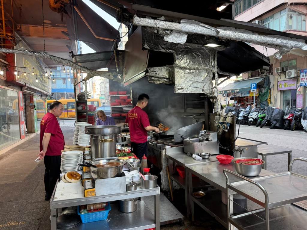 大牌檔牌照繼承和轉讓需獲區議會支持和食環署批准,並可能施加牌照條件。 大牌檔牌照繼承和轉讓需獲區議會支持和食環署批准,並可能施加牌照條件。
