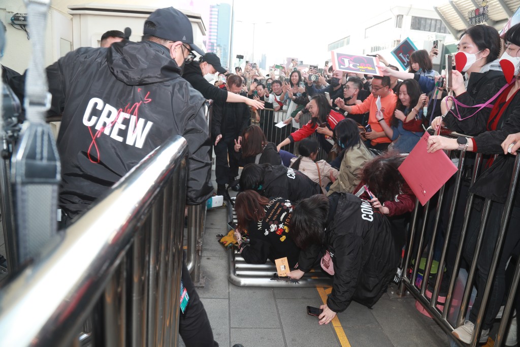 早前张学友久违在香港举行演唱会，歌迷兴奋到发生意外。