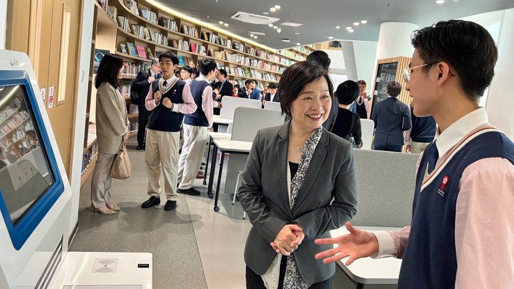 蔡若蓮到訪廣州南沙民心港人子弟學校,了解港生就讀情況。政府新聞處圖片