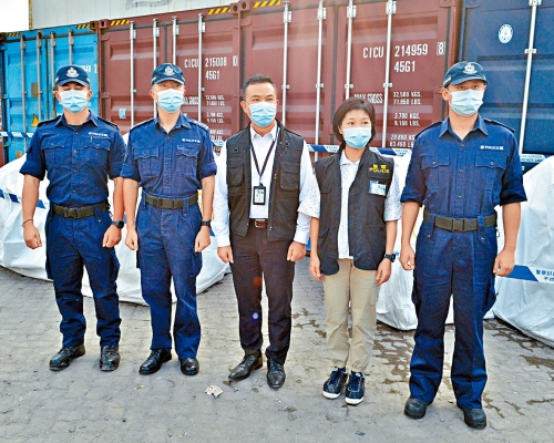 ■水警警司關晉廷(中)講述檢獲值逾億元走私凍肉經過。