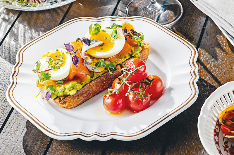 煙三文魚牛油果多士
香脆鬆化的多士上，有煙三文魚、牛油果、半熟蛋及芫荽，真材實料，口感豐富。