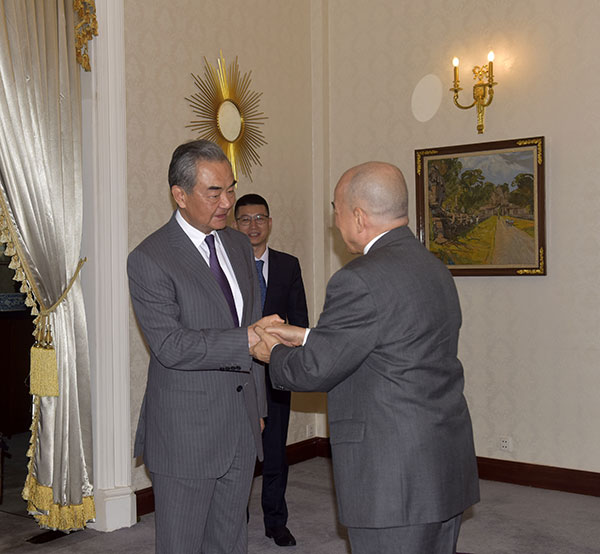 王毅与柬埔寨国王西哈莫尼会晤。外交部图片