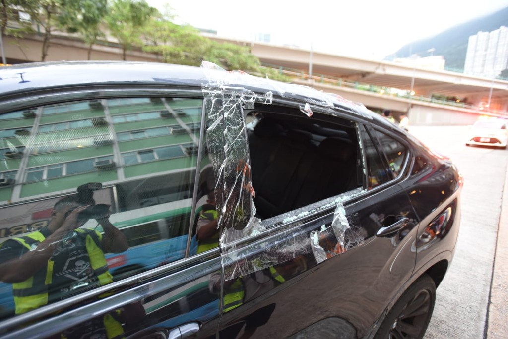 消防接報到場，扑爆左邊後座車窗，將司機救出。