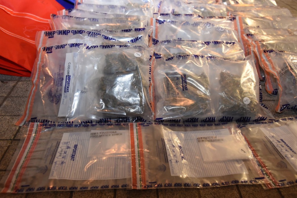 警方檢獲大批毒品。尹敬堂攝