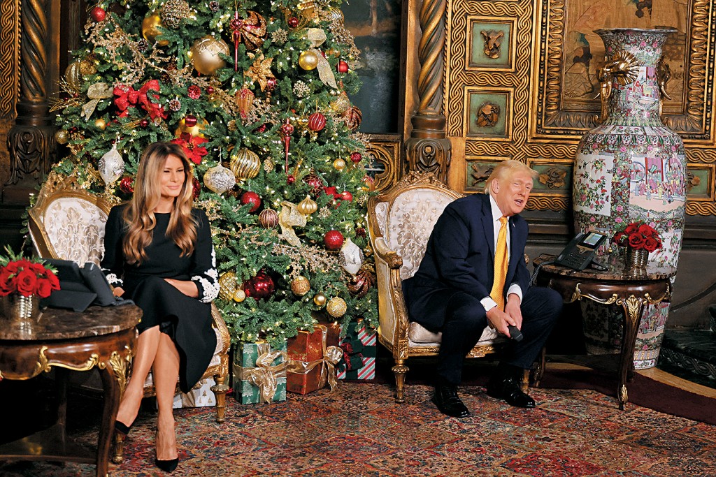 在佛州海湖庄园度假的特朗普夫妇于平安夜接听美国孩子们的来电，询问他们最想收到哪些礼物。特朗普开玩笑地承诺，不让「圣诞坏老人」渗透美国。 
