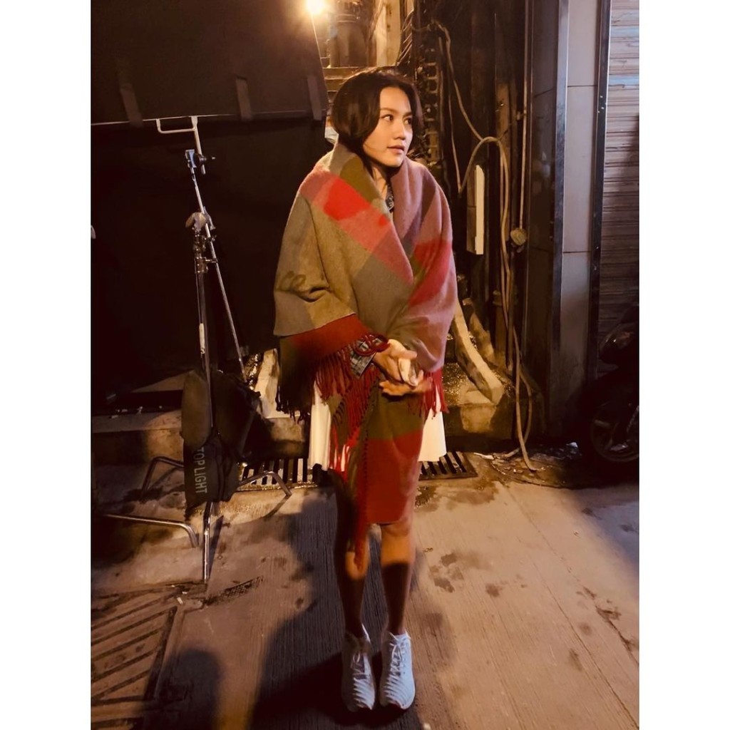 周秀娜戲服是背心短裙好冷,形容身震口震說台詞都震。