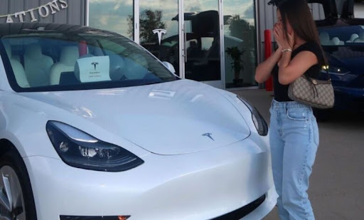 Sophia指，自己從小就喜歡Tesla，因為這間公司生產品質非常出色的汽車，所以獲利後就與父母合資，購買一架價值4萬美元（約31萬港元）的全新Model 3。