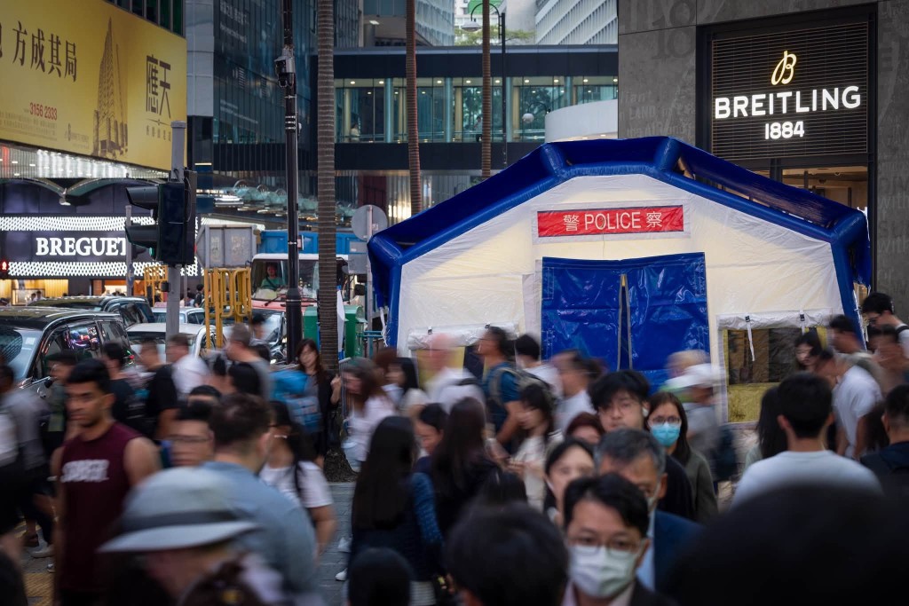 警方在中環一帶實施人潮管制。警方圖片 警方在中環一帶實施人潮管制。警方圖片