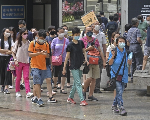 旅發局宣布推出大抽獎，向已打新冠疫苗市民送出二萬個「賞你遊香港」名額。資料圖片