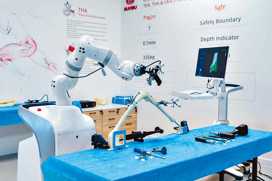 由元化智能自主研發的錕鋙®全骨科手術機械人集膝關節置換、髖關節置換、部分膝關節置換（partial knee）、脊柱手術及創傷手術五大功能於一身，現時已獲香港多間醫院採用。